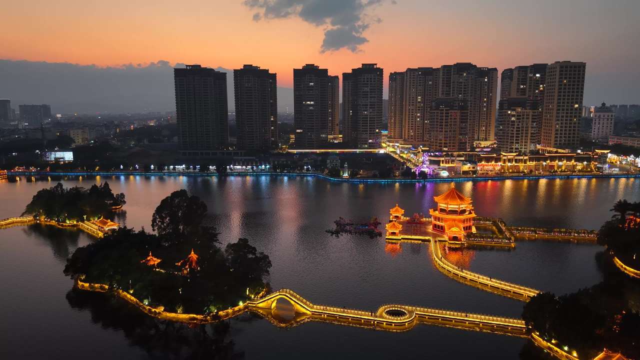 城市湖畔夜景