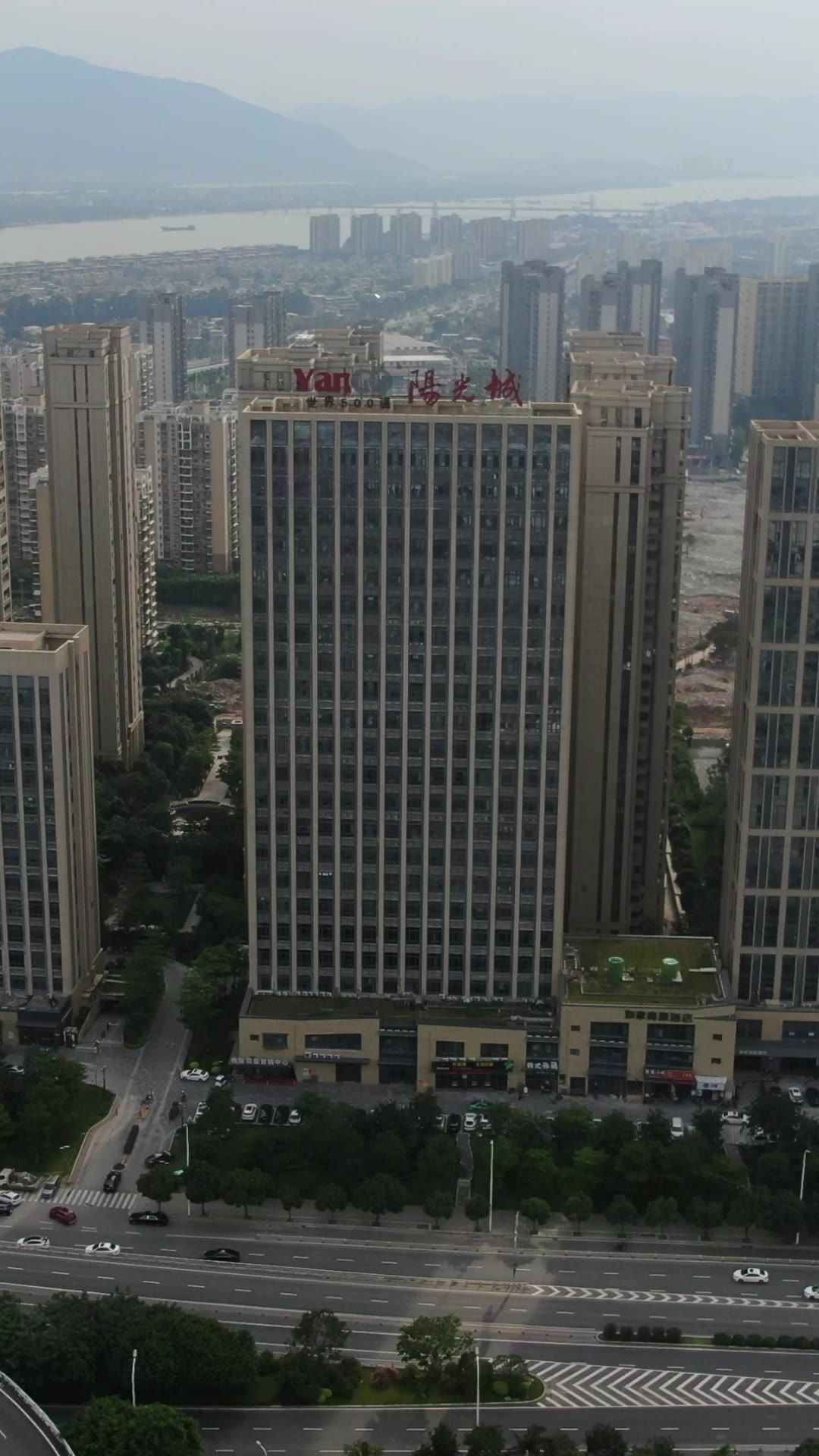 城市航拍福州高铁南站片区交通竖屏