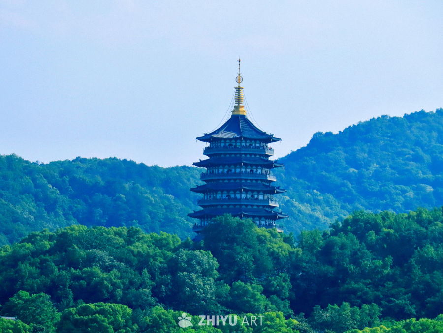 青林碧穹藏古意·云端佛塔瞰西湖