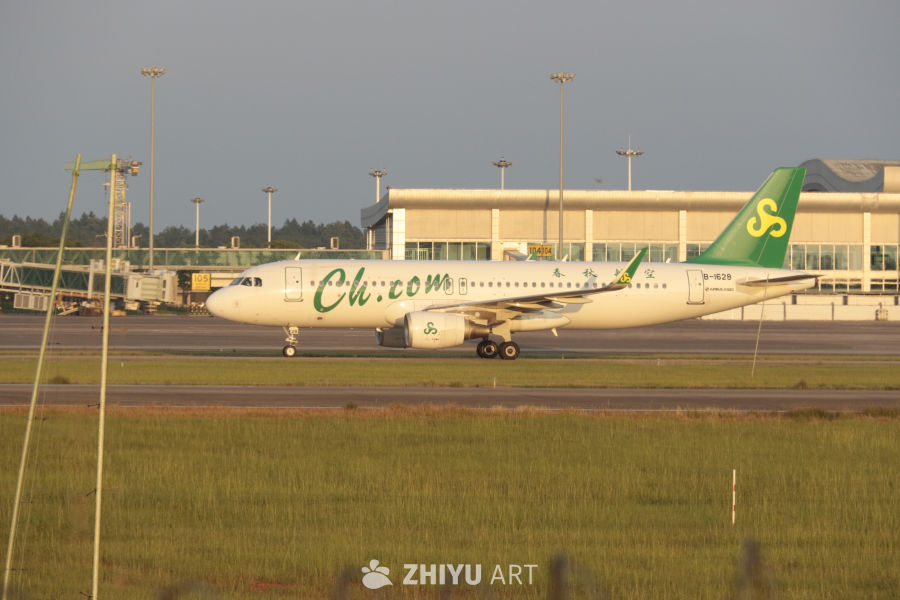 春秋航空飞机在机场跑道上