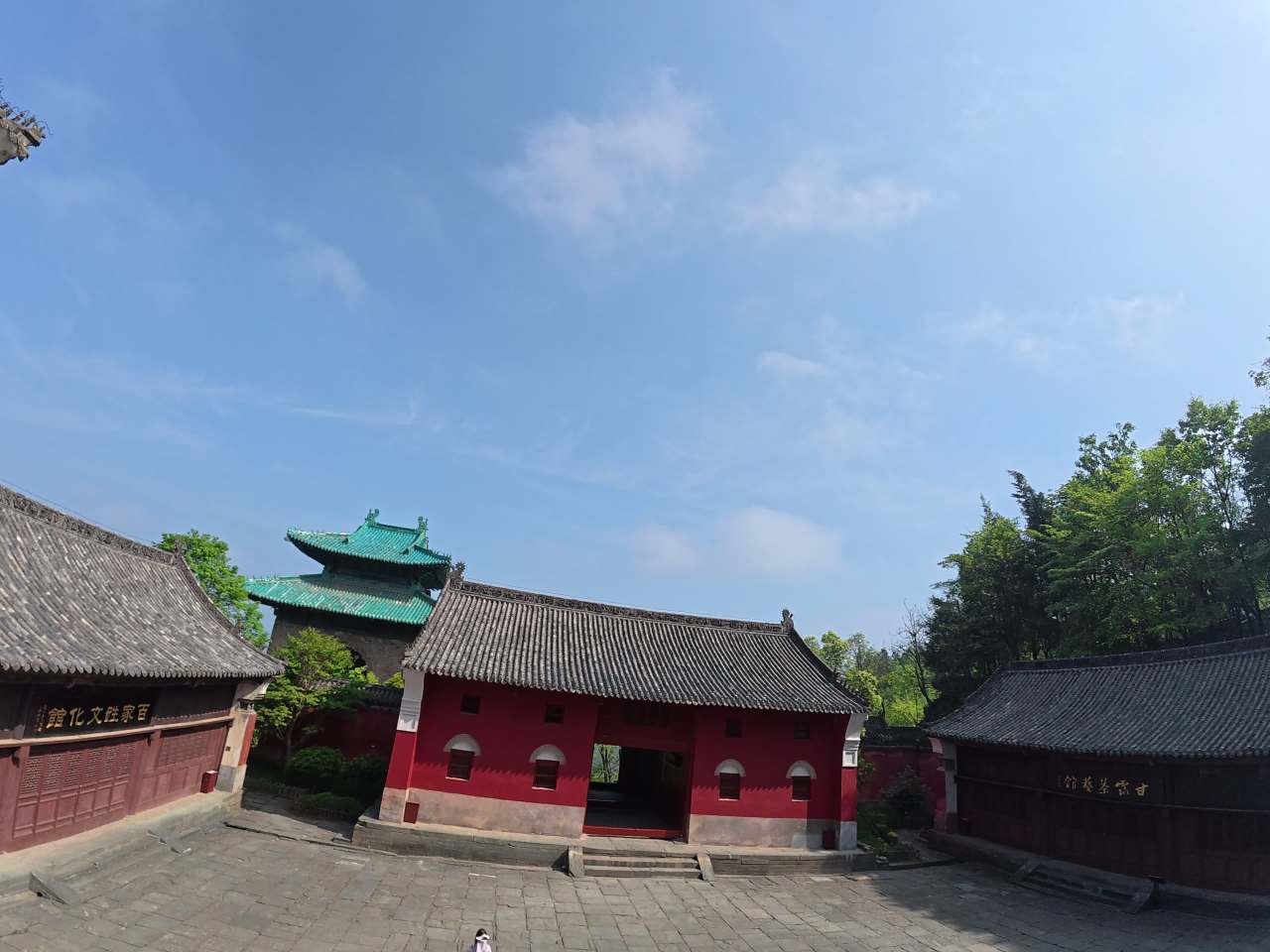 古庙石阶游人行