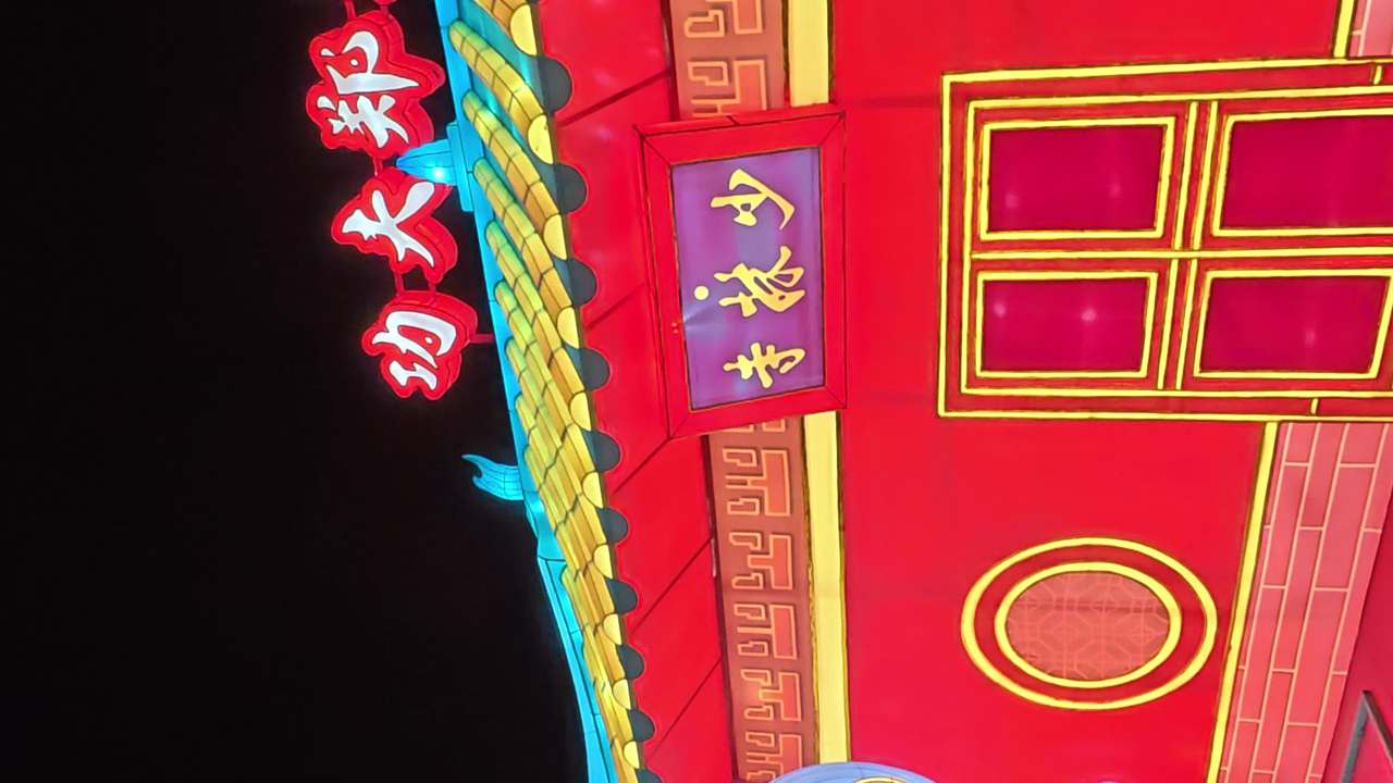 夜晚的古建筑与动态人物