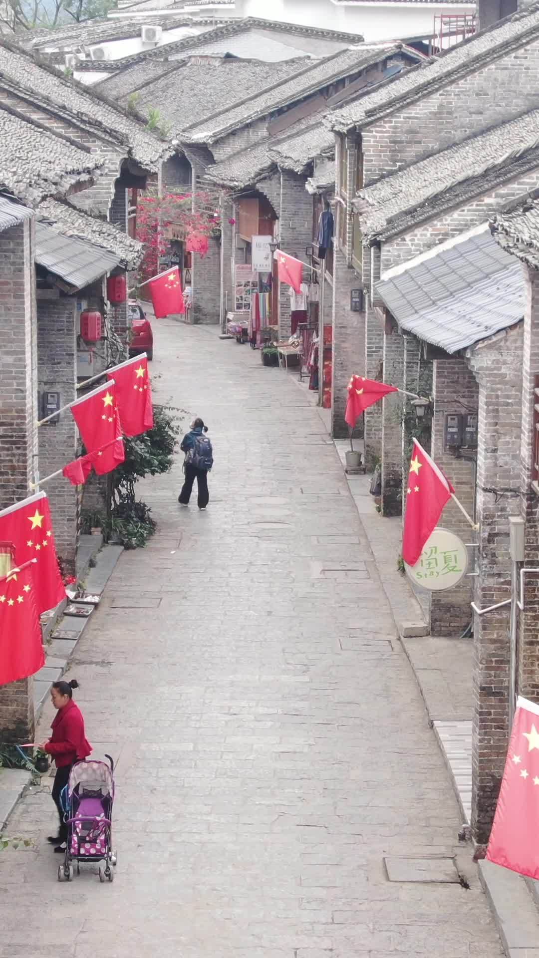古街漫步，感受历史与现代的交融
