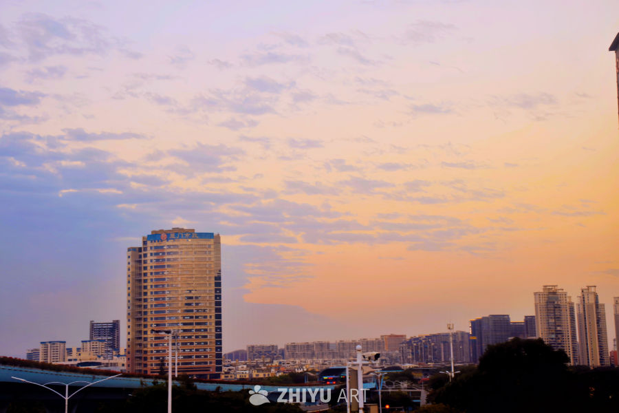 黄昏时分的城市天际线