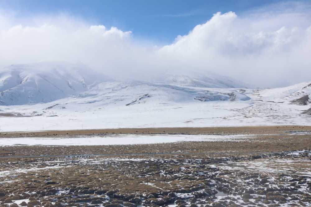 远处的雪山云朵