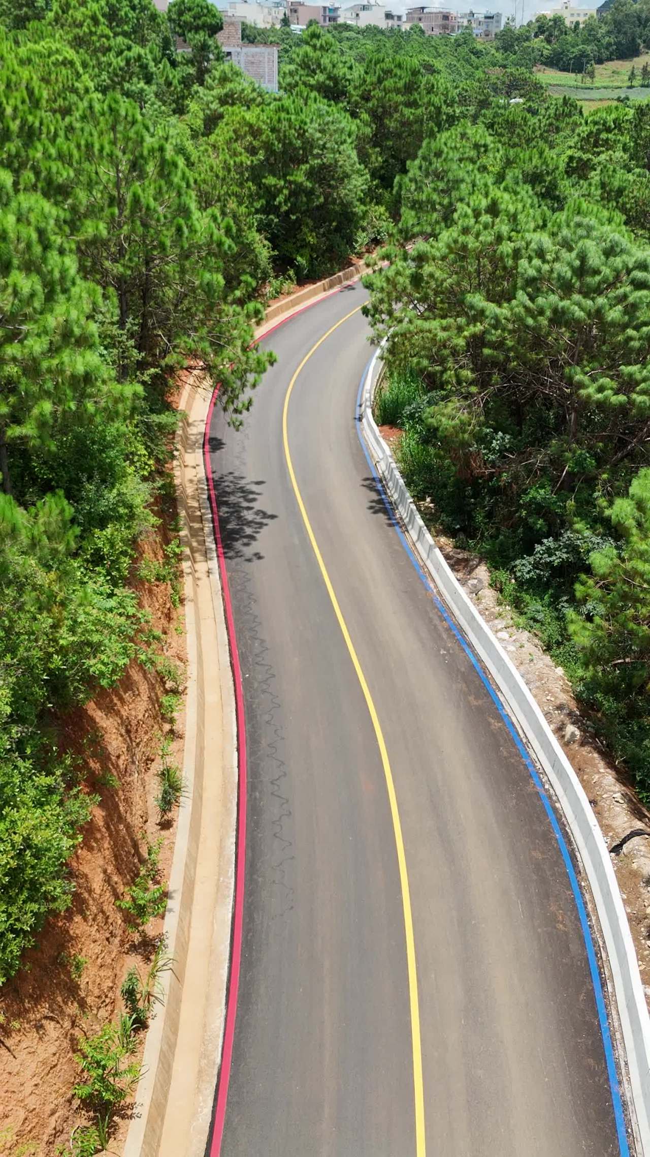 山间蜿蜒公路