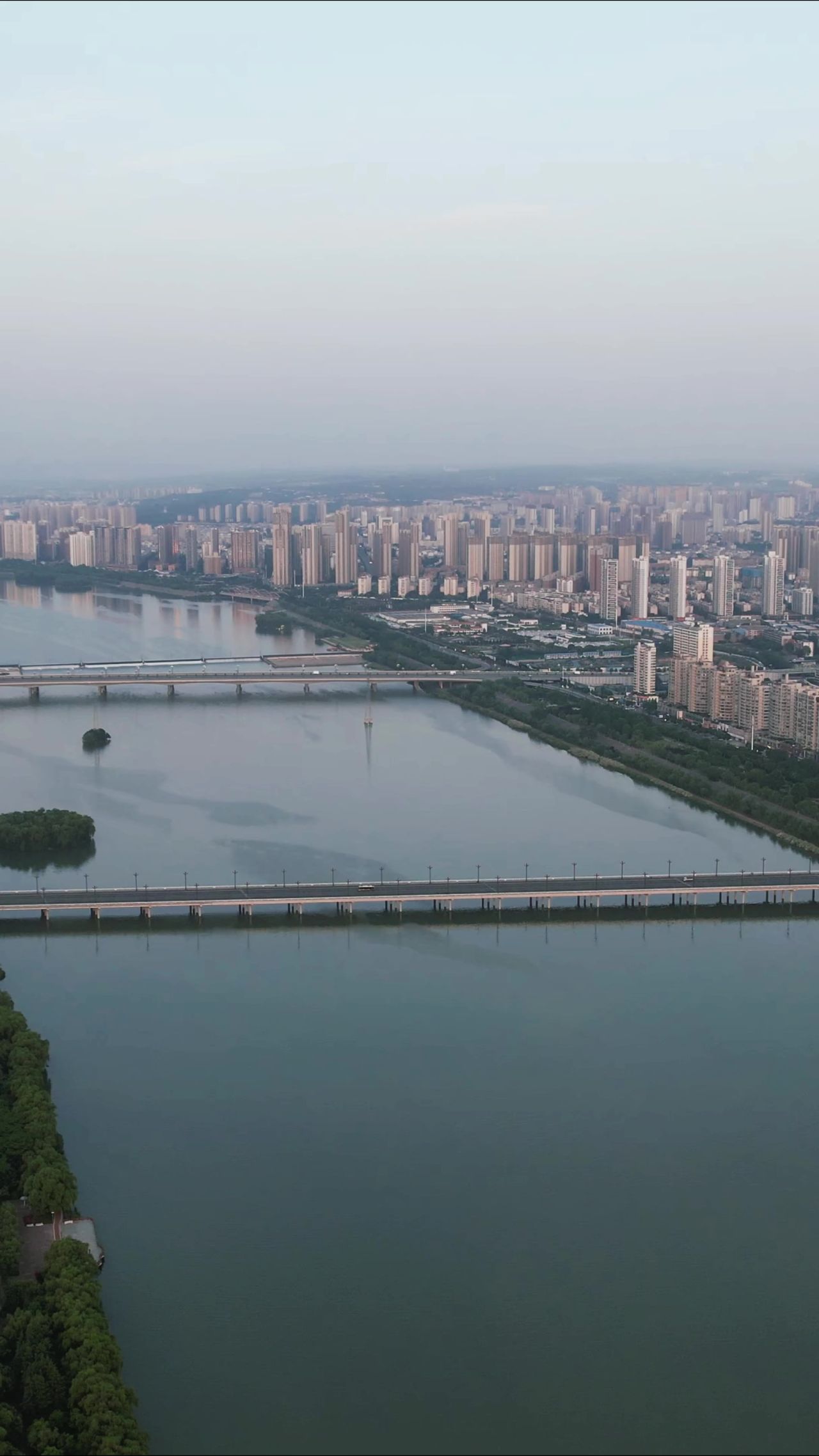 河南洛阳洛河风光竖屏航拍 