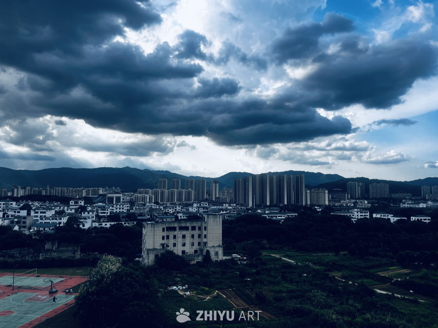 城市边缘的宁静与喧嚣