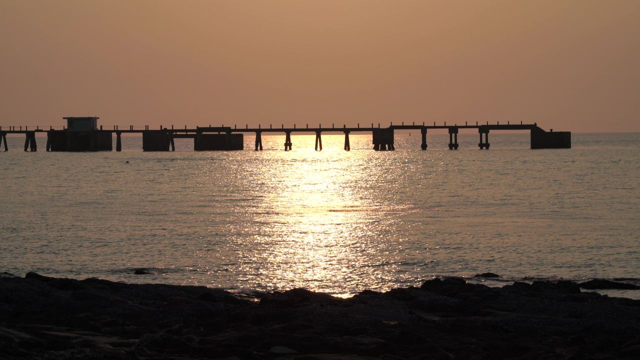 北海冠头岭夕阳海面小船驶过