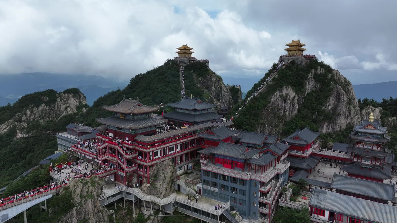 老君山4K航拍云雾山之中金顶