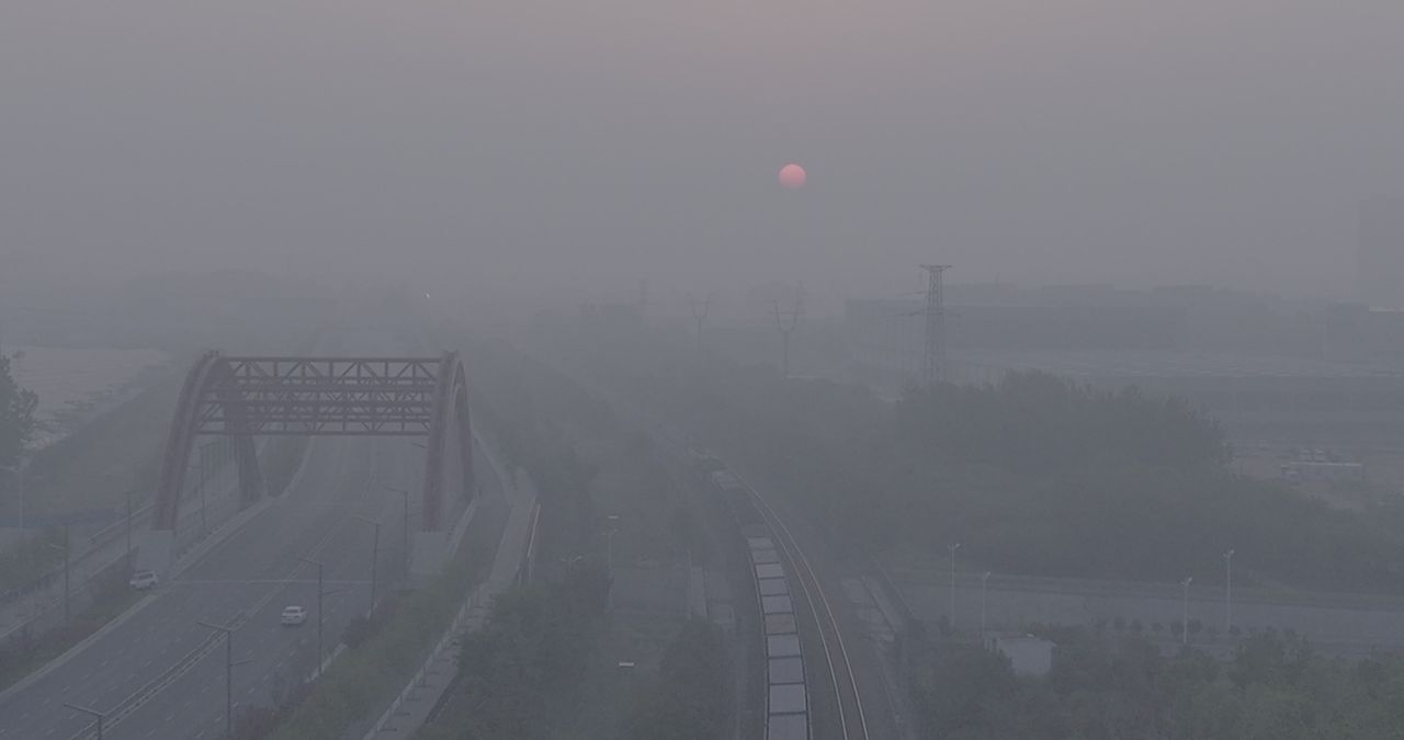晨雾中的城市景象
