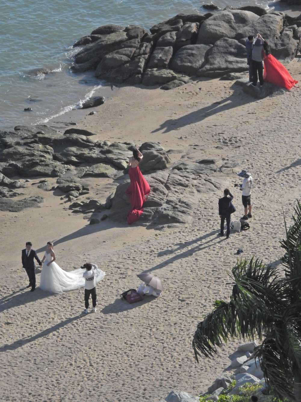 海边拍婚纱的人