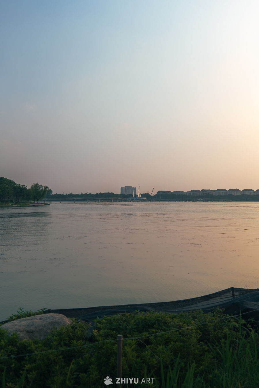 黄昏湖畔的城市剪影