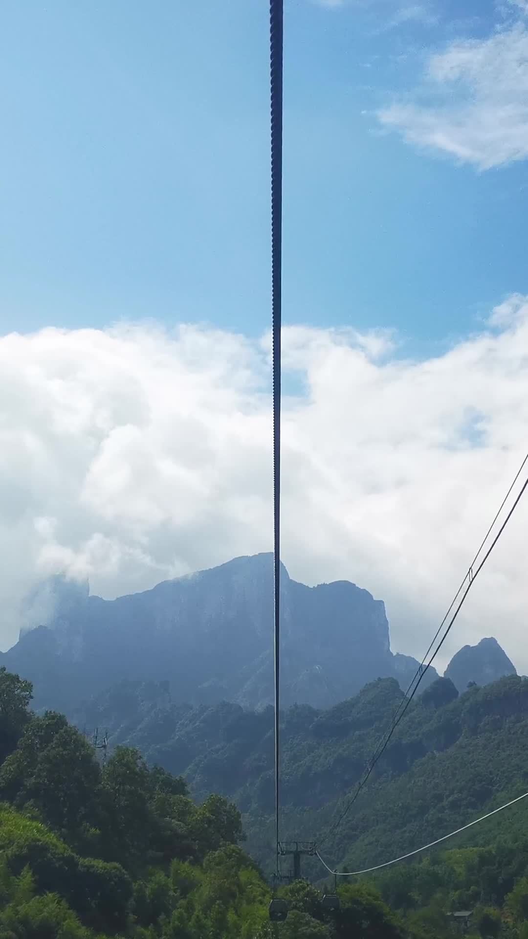 缆车上空的山间仙境