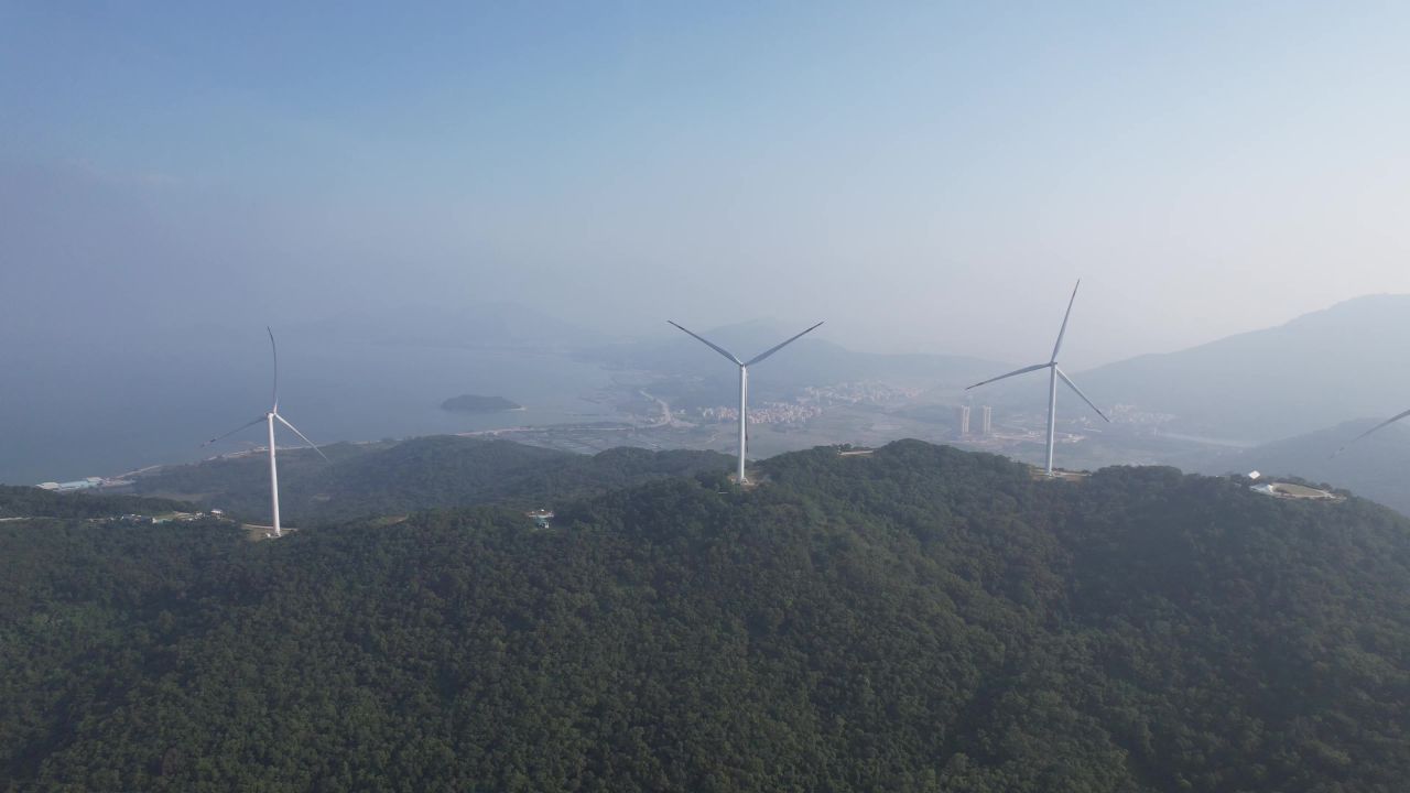 大海海洋沙滩礁石海岛自然风光航拍 