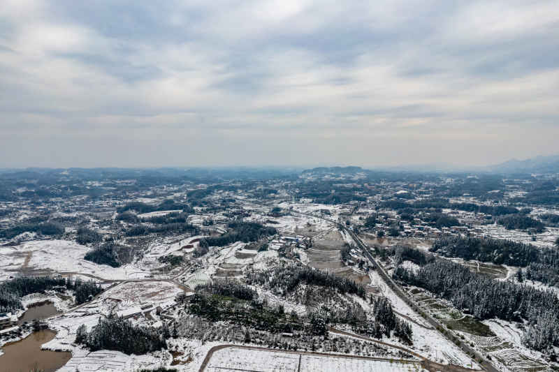 田园乡村冬天雪景航拍图 