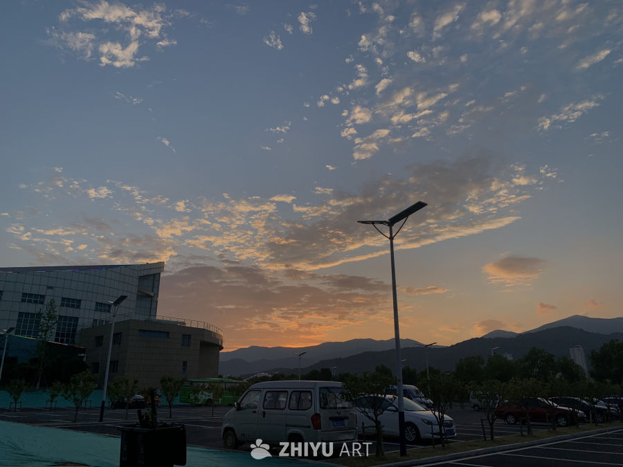 日落下的宁静停车场