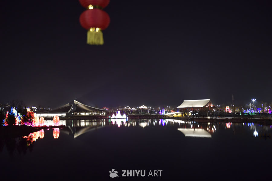 夜色中的水岸灯火