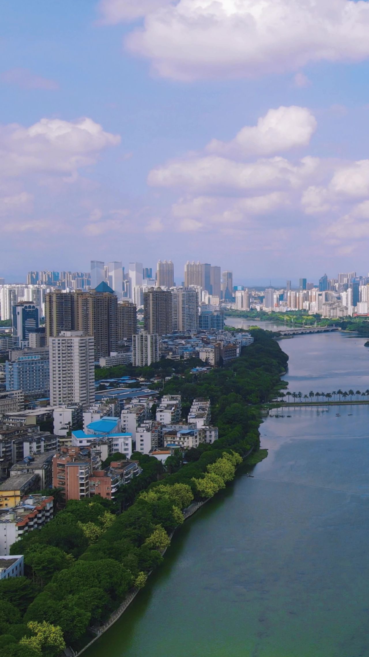 4K航拍广西南宁南湖城市风景蓝天白云天际线