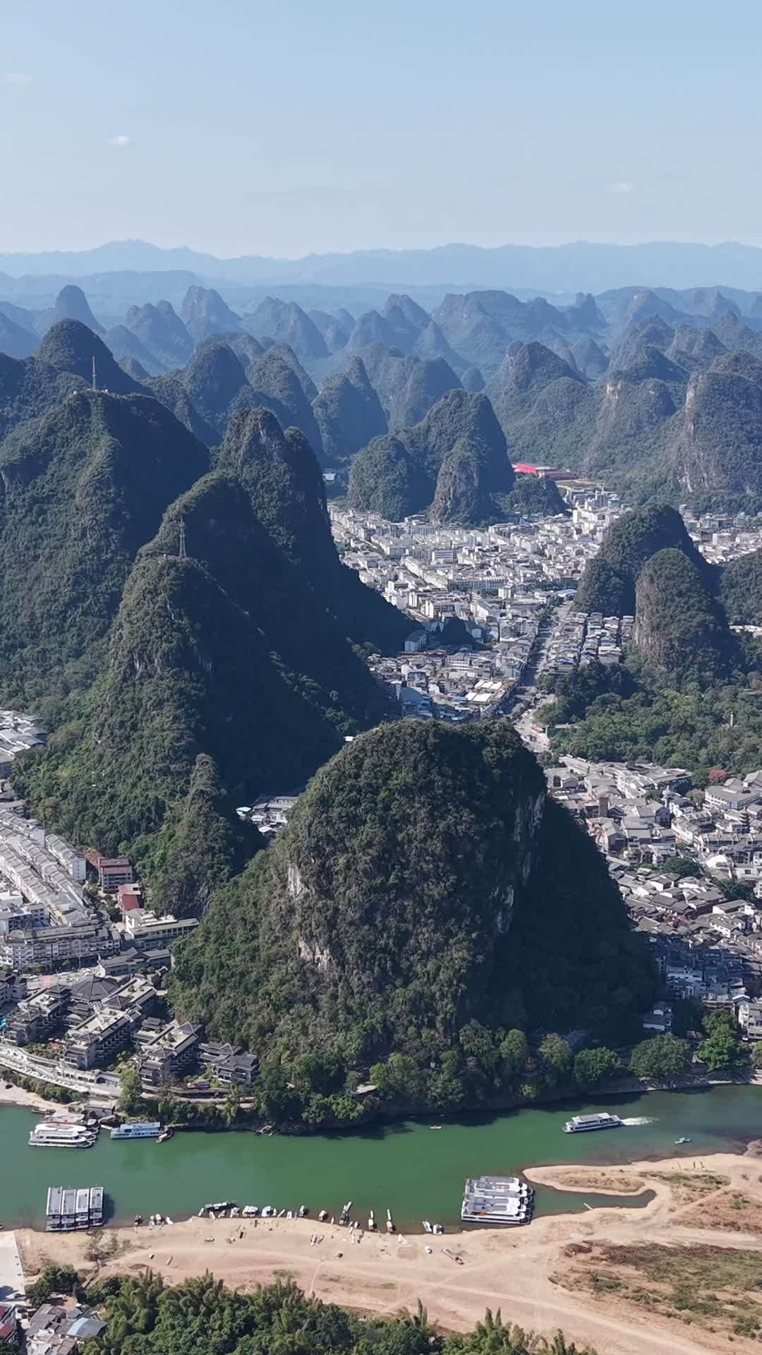 桂林山水间的城市风光