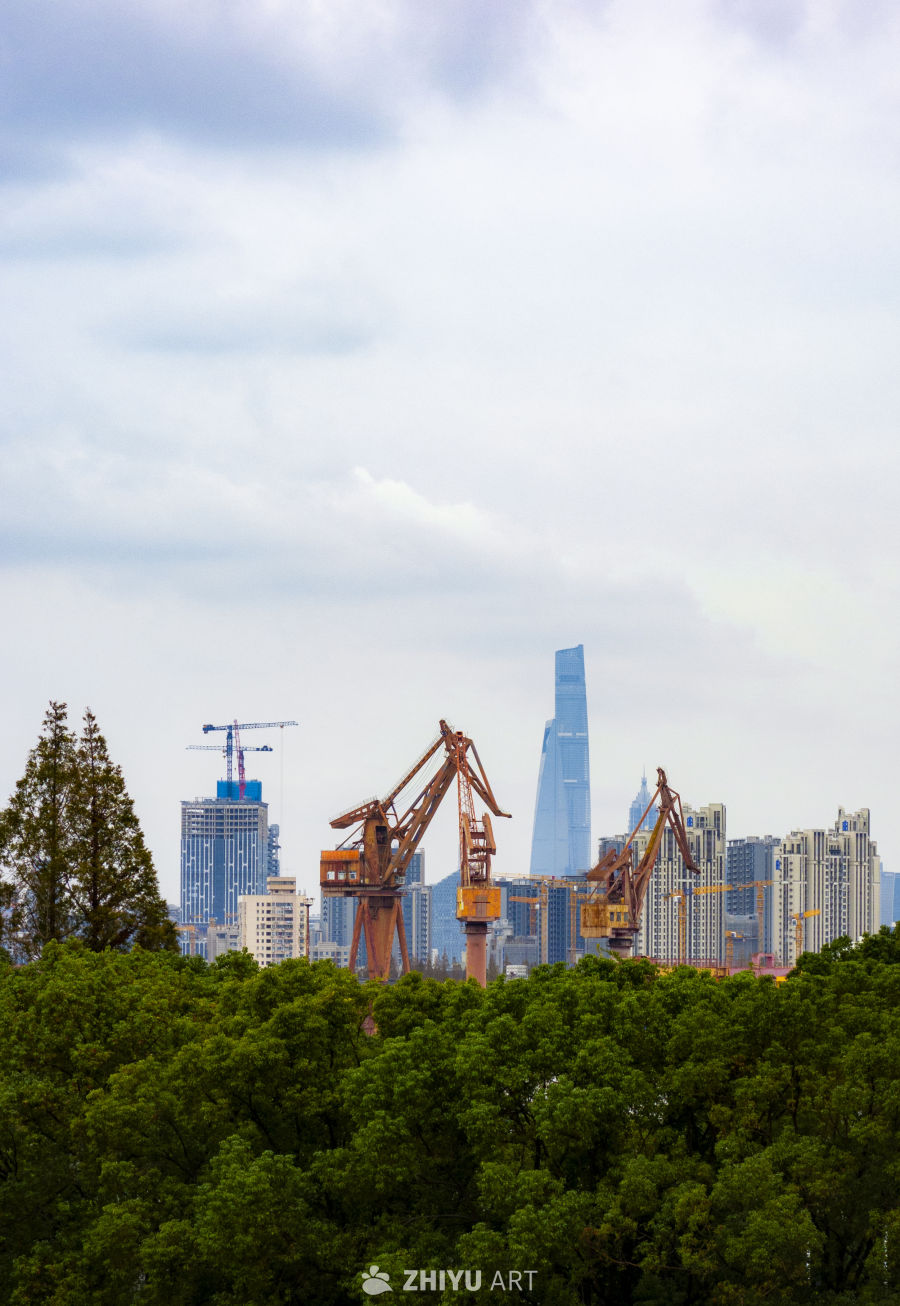 城市天际线与建设工地