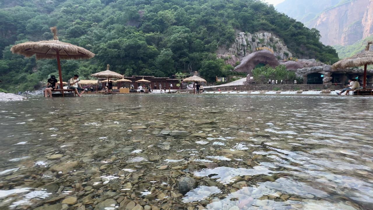 手机缓慢潜入水中