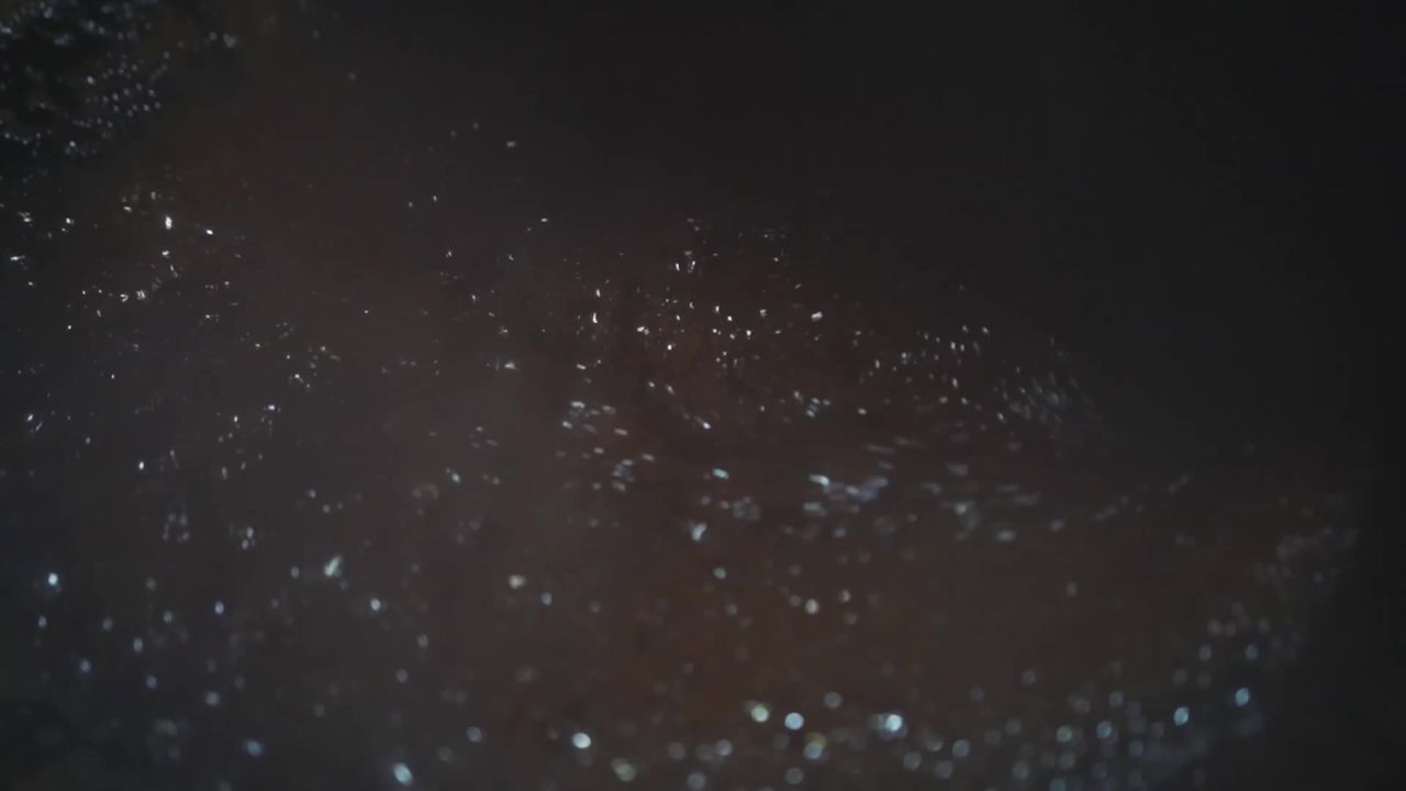 沸腾的深色液体
