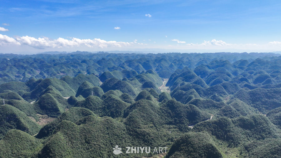 航拍喀斯特山区峰林雄伟壮观 6