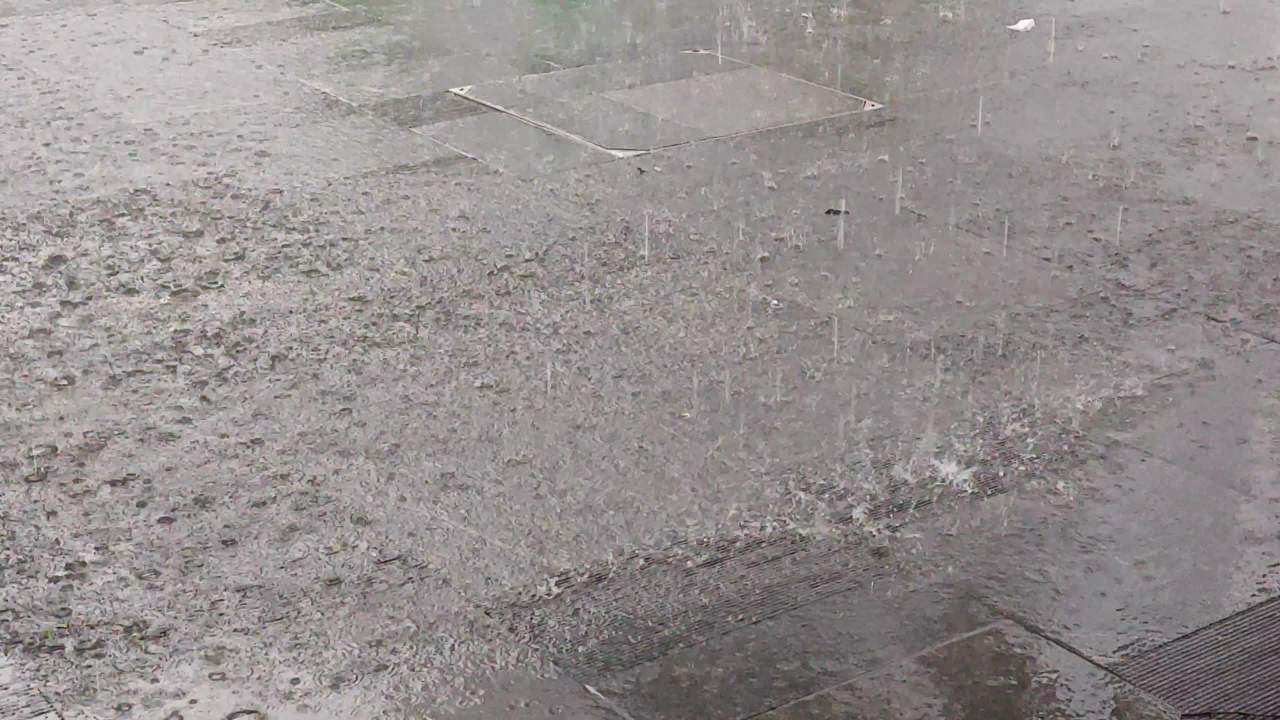 4K楼前雨水帘