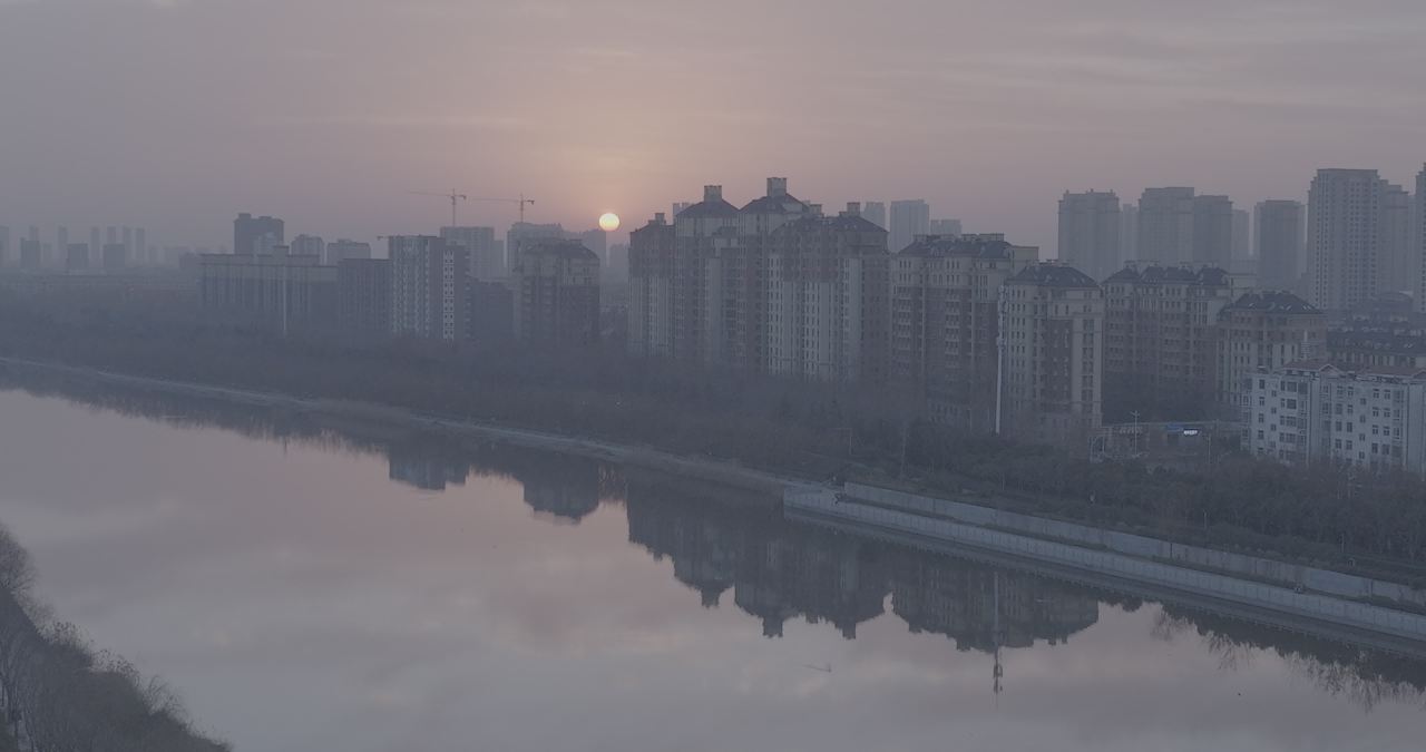 晨曦中的城市倒影