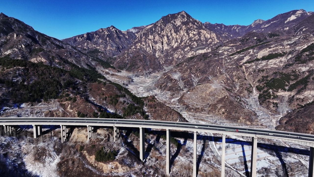 深山里的高速公路
