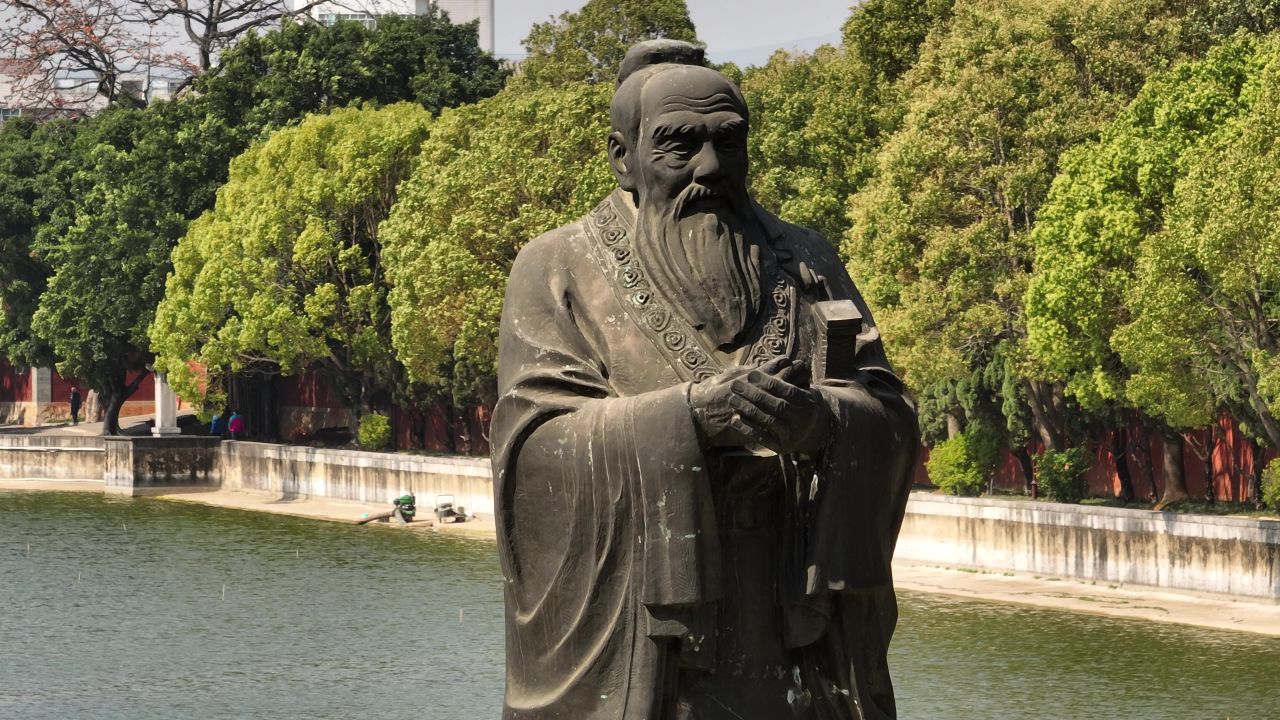 云南建水古城文庙孔子像