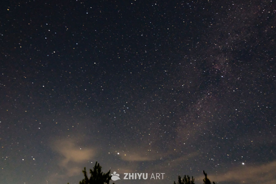 璀璨星空下的宁静夜