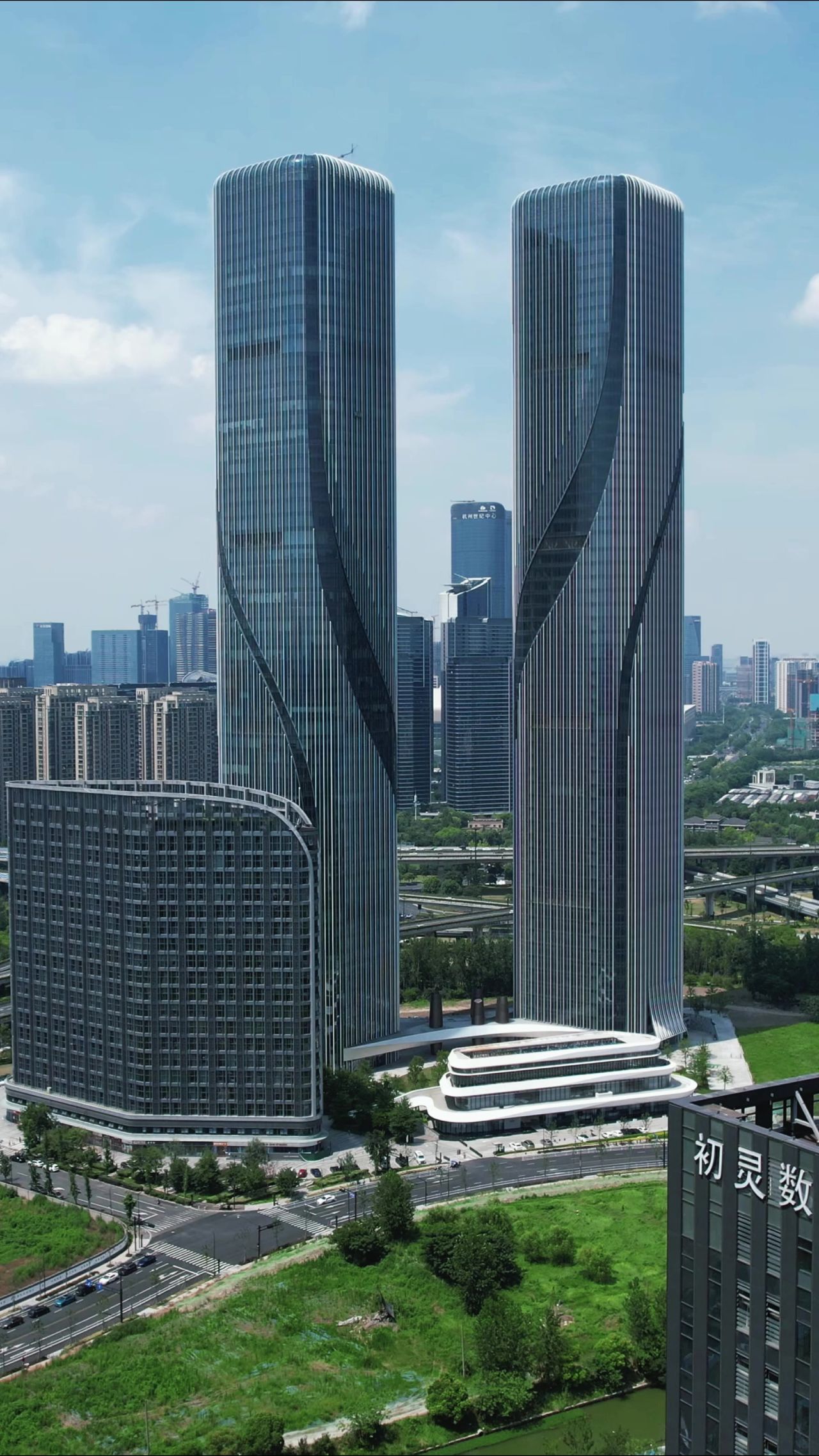 浙江杭州城市风光智慧双子塔竖屏航拍 