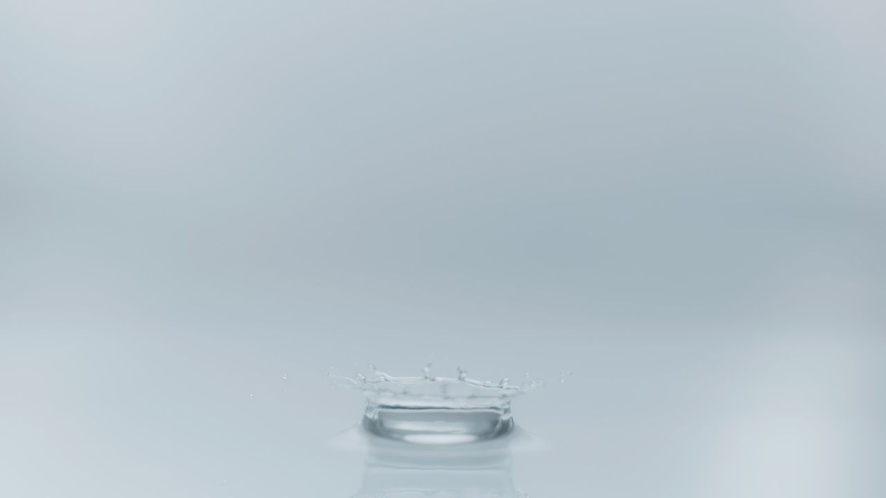 透明清澈水滴溅起水花升格慢镜头 47