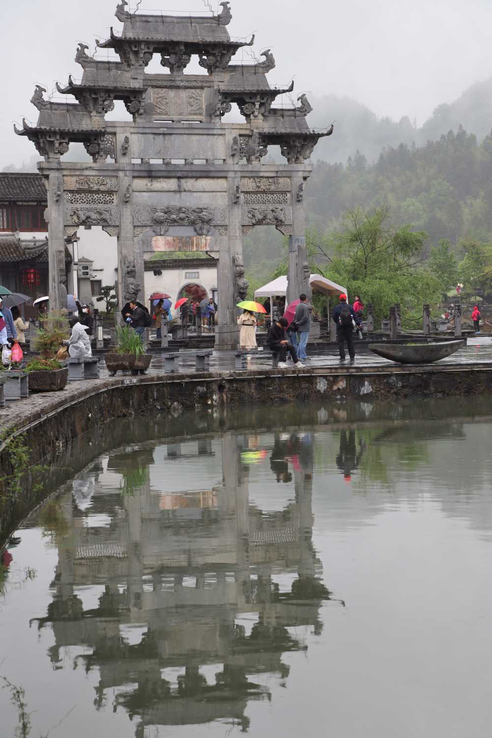 烟雨之中，西递村口石牌坊