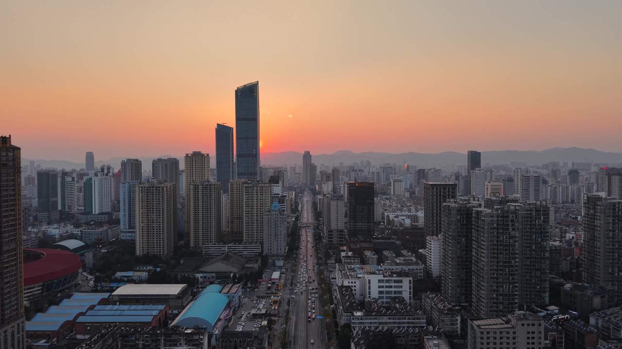 城市日落的繁忙景象