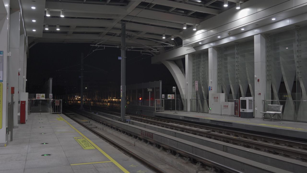 夜晚佛山南海有轨电车站台内
