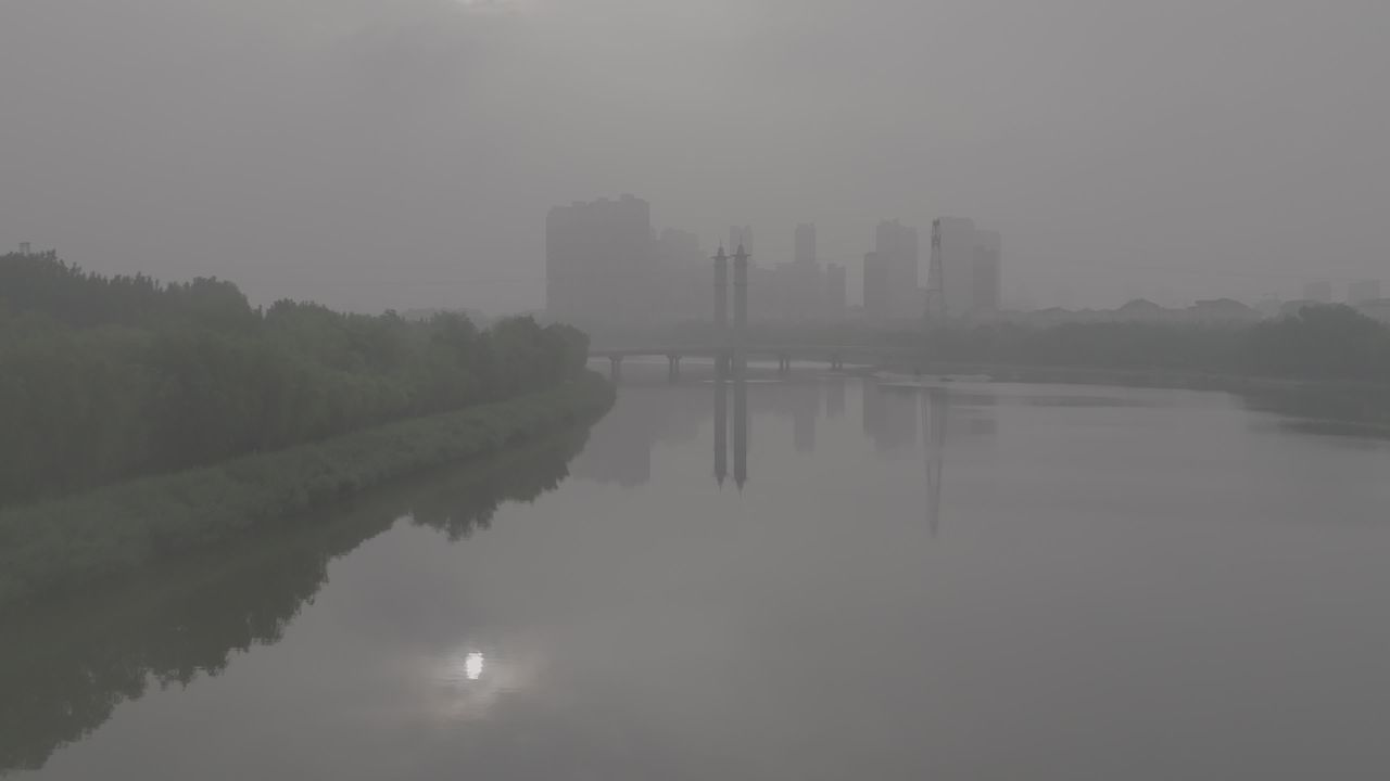 雾中静谧的河岸