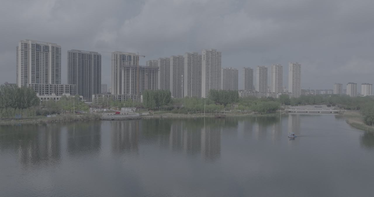 城市湖畔的宁静时光