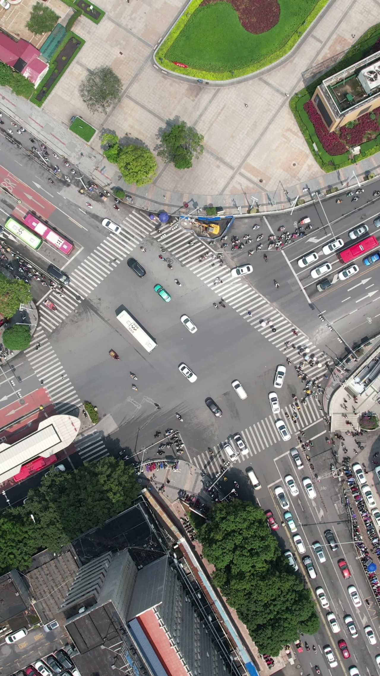 繁忙都市十字路口