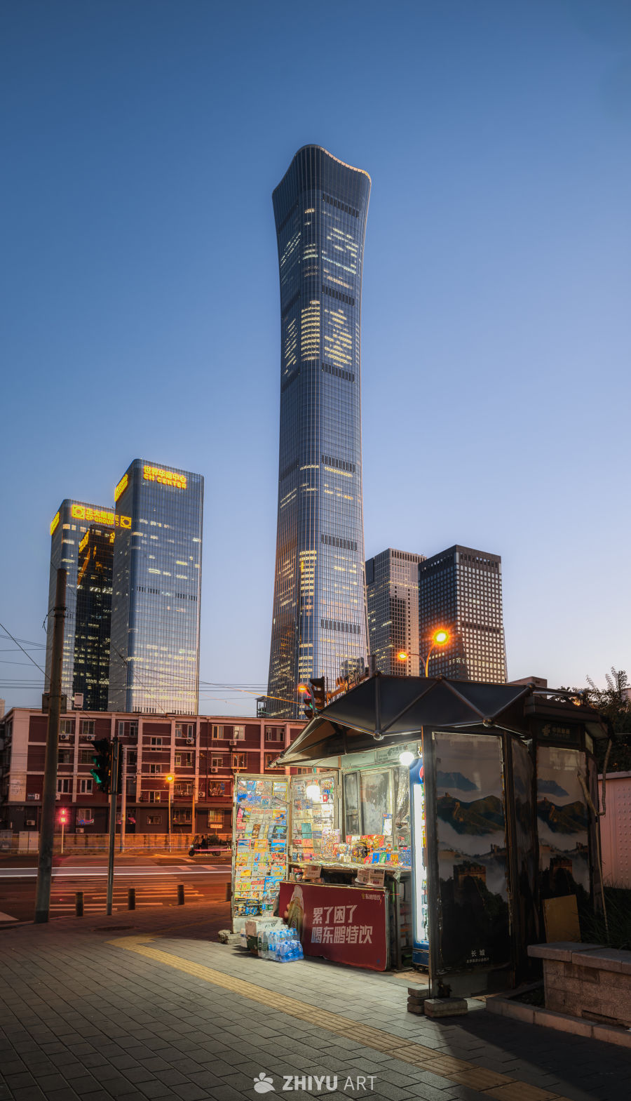 都市黄昏：摩天大楼与街头小摊
