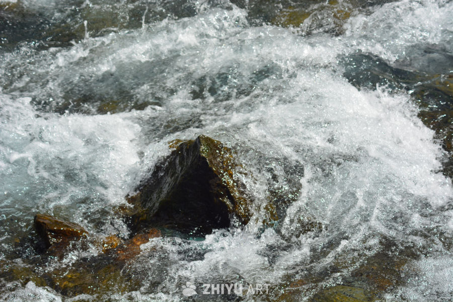 湍急水流拍打岩石