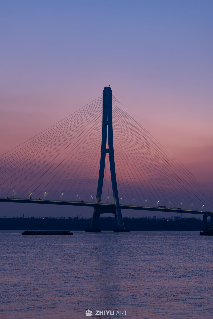 黄昏粉紫色晚霞下的南京长江大桥