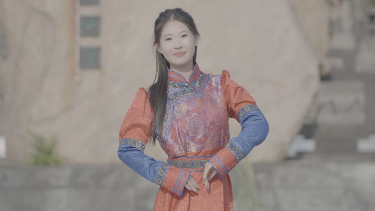 身穿传统服饰的年轻女性