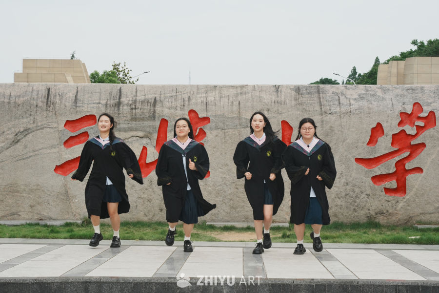青春毕业季：学士服下的笑容