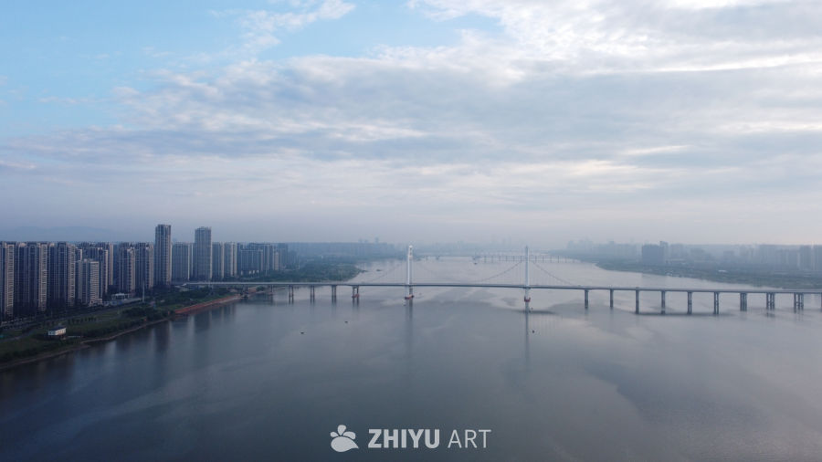 城市河畔的宁静时光