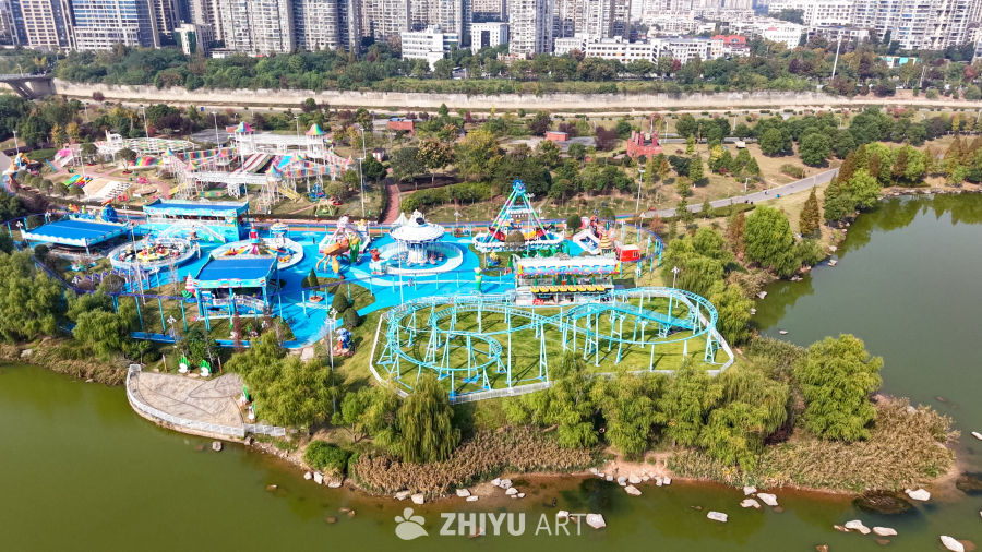 城市湖畔的欢乐游乐园