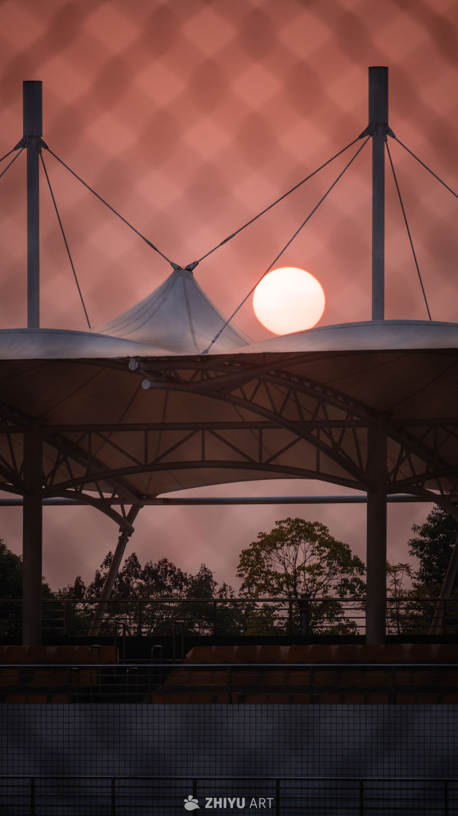 日落下的现代建筑剪影