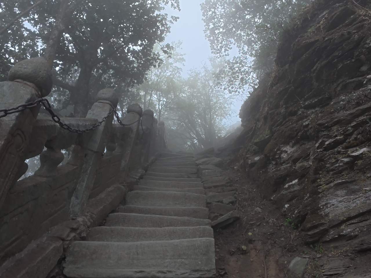 雾中石阶登高